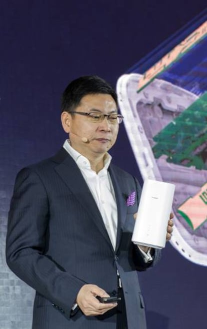 Richard Yu, con el nuevo módem 5G de Huawei.