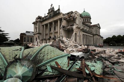 Los escombros cubren un vehículo frente a la catedral católica de Christchurch, en la isla sur de Nueva Zelanda, tras el seísmo de 6,3 grados.