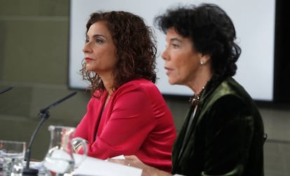 La ministra de Hacienda, María Jesús Montero (izquierda), y la ministra portavoz del Gobierno, Isabel Celaá, este jueves en una rueda de prensa en Moncloa.