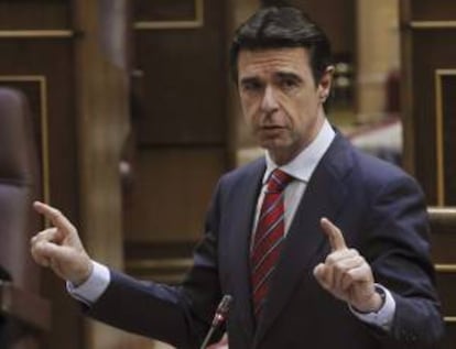 El ministro de Industria, Energía y Turismo, José Manuel Soria, durante su intervención en el pleno celebrado hoy en el Congreso.