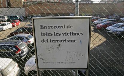 La placa homenaje a las víctimas del atentado de ETA contra la casa cuartel de Vic (Barcelona), en 1991, se inauguró en 2009.