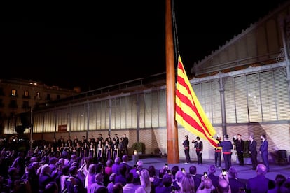 El presidente de la Generalitat Quim Torra, el presidente del Parlament Roger Torrent y el jefe de los Mossos d'Esquadra Miquel Esquius durante el izado de la bandera en el mástil instalado en la plaza Comercial, dentro de los actos institucionales con motivo de la Diada.