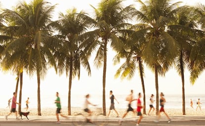 Cariocas corriendo por la playa de Copacabana, en Río de Janeiro.