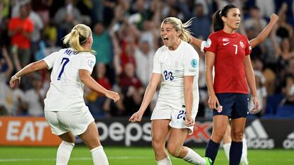 La delantera inglesa Alessia Russo (al centro) celebra el siete a cero contra la selección noruega, este lunes en Brighton.