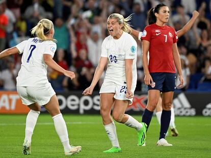 La delantera inglesa Alessia Russo (al centro) celebra el siete a cero contra la selección noruega, este lunes en Brighton.