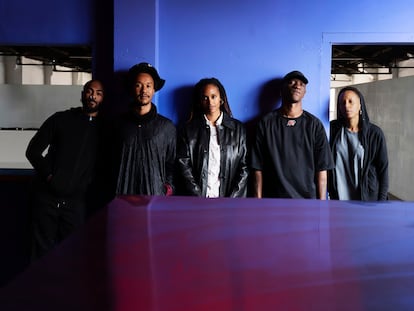 Jokkoo,colectivo artístico musical, fotografiados en la nave estudio en la que trabajan. De izq a der: B4mba, Opoku, Mbodj, Baba Sy y TNTC (c) Vicens Gimenez