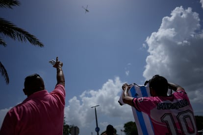 El capitán de la selección argentina aterrizó en Miami el martes 11 de julio. Decenas de aficionados celebraron el momento a las afueras del estadio de su nuevo equipo, levantando carteles con la frase "Te estamos esperando Messias". En la imagen, seguidores de Messi saludan a un helicóptero que sobrevuela la ciudad de Miami. 