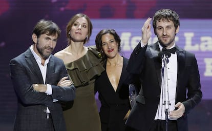 El director Raúl Arévalo agradece el premio Forqué a mejor película para su 'Tarde para la ira', junto a la productora Beatriz Bodegas -con el premio en la mano- y los actores Antonio de la Torre y Ruth Díaz.