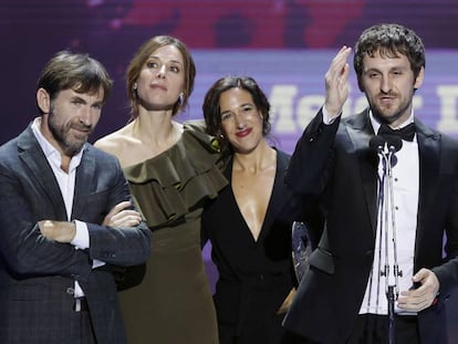 El director Ra&uacute;l Ar&eacute;valo agradece el premio Forqu&eacute; a mejor pel&iacute;cula para su &#039;Tarde para la ira&#039;, junto a la productora Beatriz Bodegas -con el premio en la mano- y los actores Antonio de la Torre y Ruth D&iacute;az.