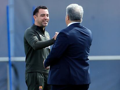 Xavi Hernández saluda a Joan Laporta, en la Ciudad Deportiva del Barcelona.