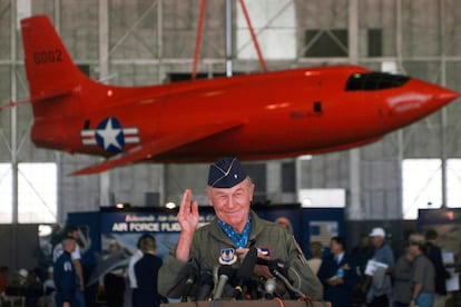 Chuck Yeager en 1997 durante una celebración del 50 º aniversario de su vuelo supersónico.