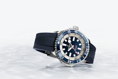 Breitling Superocean Automatic 46 con esfera azul y correa de caucho.