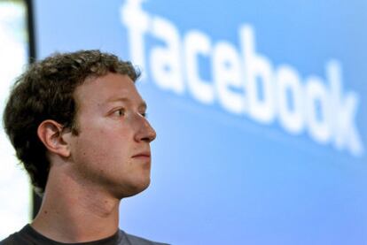 Mark Zuckerberg (a la izquierda), fundador de la red social Facebook, y