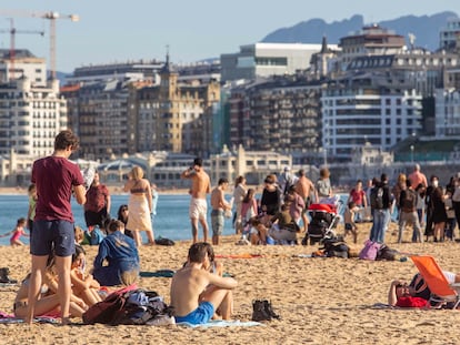 Gente bañándose en la playa de Ondarreta de San Sebastián el día de Año Nuevo, cuando la máxima fue de 25,1º frente a los 13º que debían marcar los termómetros.