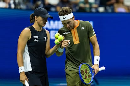 Swiatek, con Ruud, el miércoles durante la final del dobles mixto.