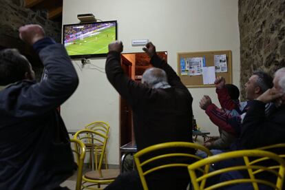 Varios hombres celebran ante la televisión el segundo gol de Cristiano Ronaldo en la localidad de Espinhosela, al norte de Portugal.