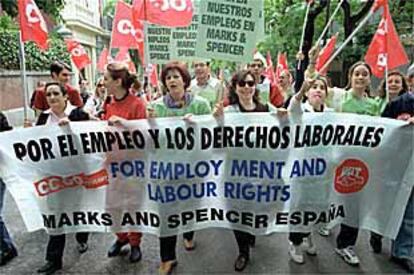 Trabajadores de Marks and Spencer en España durante la manifestación de ayer en Madrid.