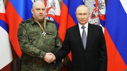 Serguéi Surovikin y Vladímir Putin, el 31 de diciembre de 2022.