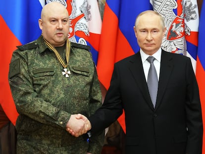 Serguéi Surovikin y Vladímir Putin, el 31 de diciembre de 2022.