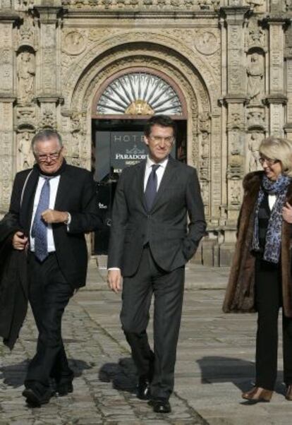 El presidente de la Xunta de Galicia, Alberto Núñez Feijóo (c), pasea por la plaza del Obradoiro de Santiago antes de firmar el decreto del nombramiento de su equipo