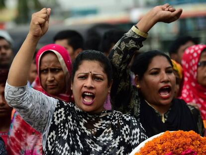 Activistas reclaman  justicia cuatro a&ntilde;os despu&eacute;s del desplome del Rana Plaza, en el lugar de la tragedia en Bangladesh. 