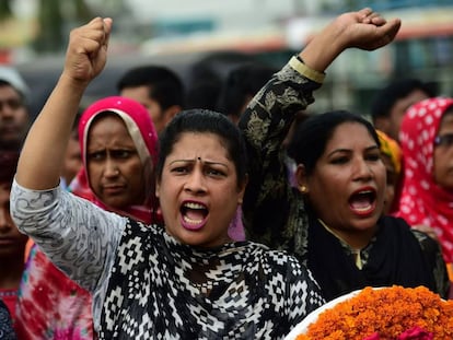 Activistas reclaman  justicia cuatro a&ntilde;os despu&eacute;s del desplome del Rana Plaza, en el lugar de la tragedia en Bangladesh. 