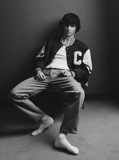 Hace cinco años que el actor terminó el bachillerato, pero en la ficción parece condenado a repetir curso y argumento una y otra vez. En esta fotografía, con chaqueta de lana con bordados de Celine Homme, y camiseta de algodón y 'jeans', todo de Zara.