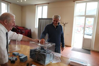 El presidente del partido y candidato a las elecciones regionales de Nuevo Centro en la región de Normandía, Herve Morin, arroja su voto un centro de votación en Epaignes, el noroeste de Francia.