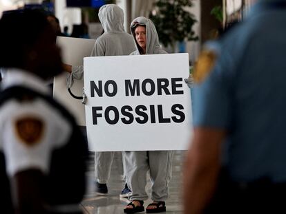 Varios activistas climáticos durante una protesta en la COP28, en Dubái.