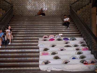 Un vendedor de abanicos aprovecha la sombra de los soportales para colocar su puesto y protegerse de las altas temperaturas en Sevilla.