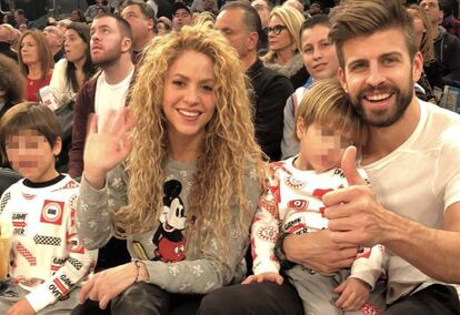 Shakira y Gerard Piqué, con sus hijos en el baloncesto en el Madison Square Garden.
