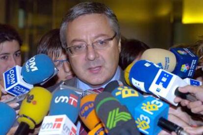 El secretario de Organización del PSOE, José Blanco, atiende a los periodistas a su llegada a la reunión plenaria del grupo parlamentario socialista.