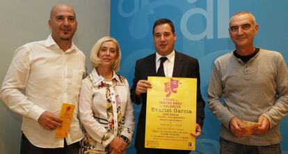 Los autores galardonados y el diputado