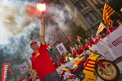 Trabajadores de Derbi protestan en mayo de 2012 por el cierre de la fábrica.