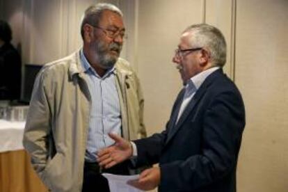 Los secretarios generales de CCOO y UGT, Ignacio Fernández Toxo (d) y Cándido Méndez (i), respectivamente, conversan durante el encuentro sindical europeo sobre Alternativas a la crisis y al futuro de Europa, en el que participan secretarios generales de sindicatos de Italia, Alemania, Bélgica y España.