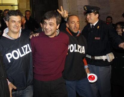 Antonio Schiavone, rodeado por dos policías, en las dependencias centrales de la Policía napolitana.