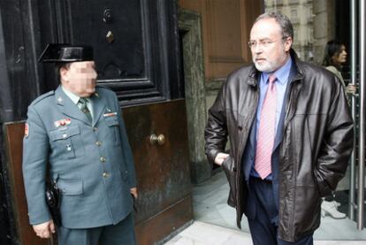 Eduardo Tamayo, en la entrada de la Presidencia de la Comunidad de Madrid.