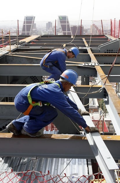 Obreros durante la construcción de la Torre Repsol, en los terrenos de la antigua Ciudad Deportiva del Real Madrid, que con 250 metros de altura y 45 plantas se convertirá en el edificio más alto de la capital. La imagen es de septiembre de 2006.