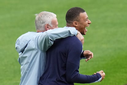 Mbappé bromea con el seleccionador francés Didier Deschamps durante el entrenamiento de este domingo en Dusseldorf, Alemania. 