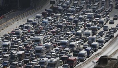 Veh&iacute;culos atrapados en los accesos al puerto de Dover este domingo. 