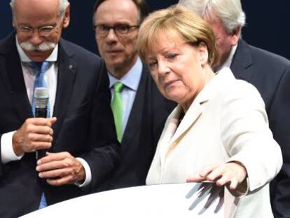 El consejero delegado de Daimler, Dieter Zetsche, muestra un prototipo de Mercedes-Benz a la canciller alemana Angela Merkel. 