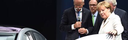 El consejero delegado de Daimler, Dieter Zetsche, muestra un prototipo de Mercedes-Benz a la canciller alemana Angela Merkel. 