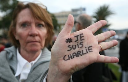 Marcha en silencio en Niza por las víctimas del tiroteo en el periódico satírico 'Charlie Hebdo'.