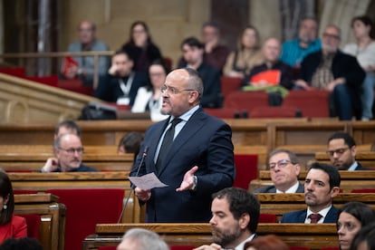 El presidente del PP de Cataluña, Alejandro Fernández, durante una sesión de control al Govern, en el Parlament, a 26 de marzo de 2025.