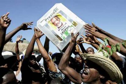 Seguidores de René Préval levantan una urna con la foto de su líder durante una manifestación ayer en Puerto Príncipe.