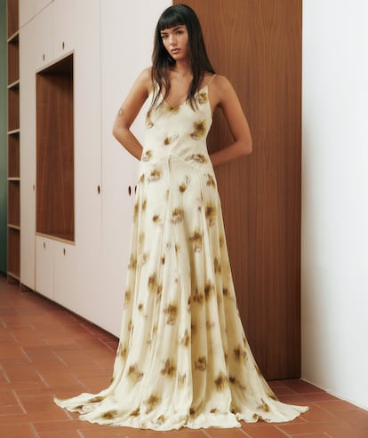 Clara Kong lleva vestido largo de diseño recto con caída y conestampado floral de la nueva colección MANGO SELECTION.