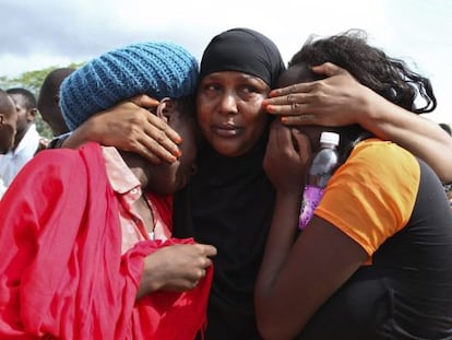 Estudantes resgatadas no quartel de Garissa (Quênia), um dia depois do atentado islâmico contra a universidade local.