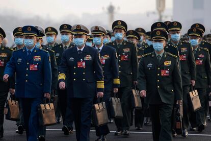 Delegados militares a su llegada a la la sesión inaugural de la Asamblea Popular Nacional, celebrada este domingo en Pekín. 