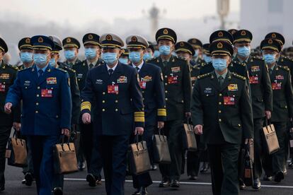 Delegados militares a su llegada a la la sesión inaugural de la Asamblea Popular Nacional, celebrada este domingo en Pekín.