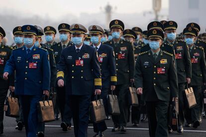 Delegados militares a su llegada a la la sesin inaugural de la Asamblea Popular Nacional, celebrada este domingo en Pekn. 